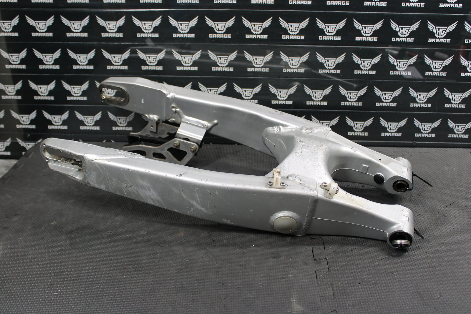 1999 YAMAHA YZ125 OEM SWINGARM SWING ARM SUSPENSION 5MV - 22110 - 00 - 00 - hggarage