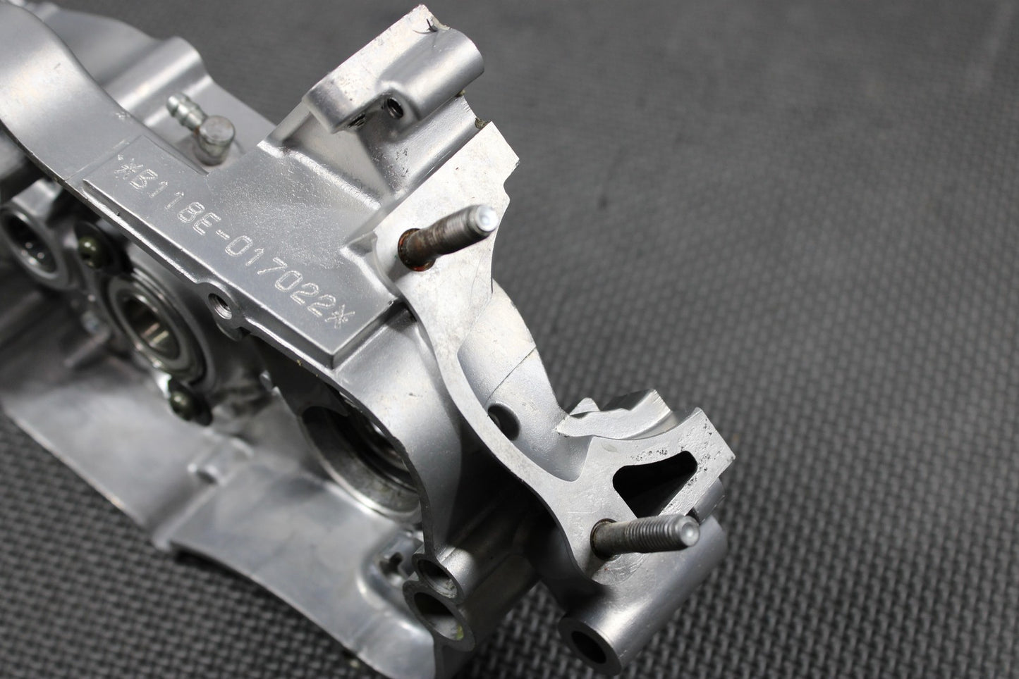2007 02 - 17 YAMAHA YZ85 OEM RIGHT ENGINE MOTOR CRANKCASE CRANK CASES BLOCK - hggarage