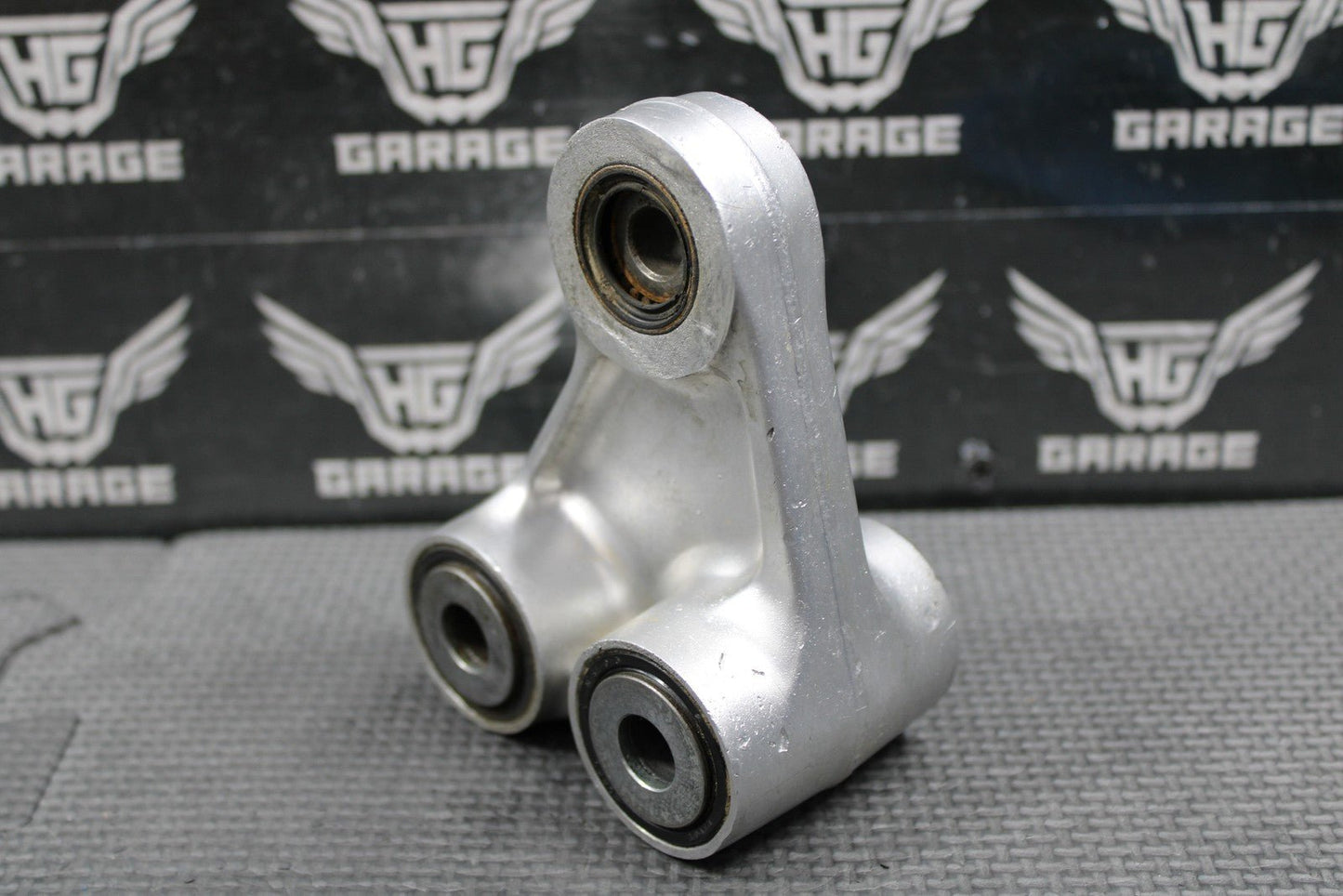 2001 HONDA CR125R OEM REAR SHOCK SWINGARM LINKAGE CUSHION ARM 52465 - KZ4 - J30 - hggarage
