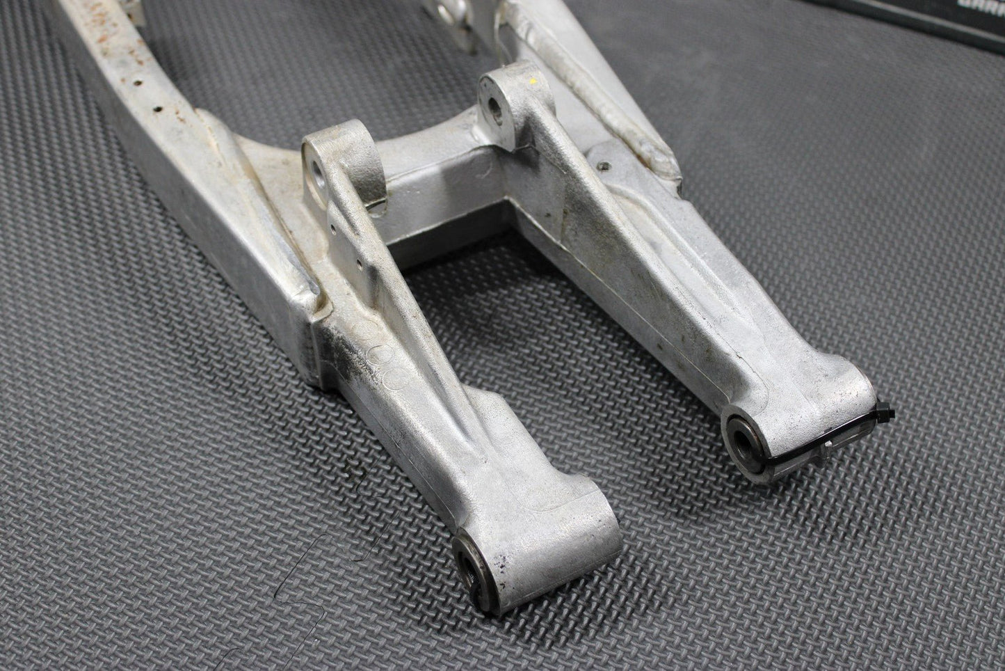 2001 SUZUKI RM80 OEM SWINGARM SWING ARM SUSPENSION 61000 - 03B21 - hggarage