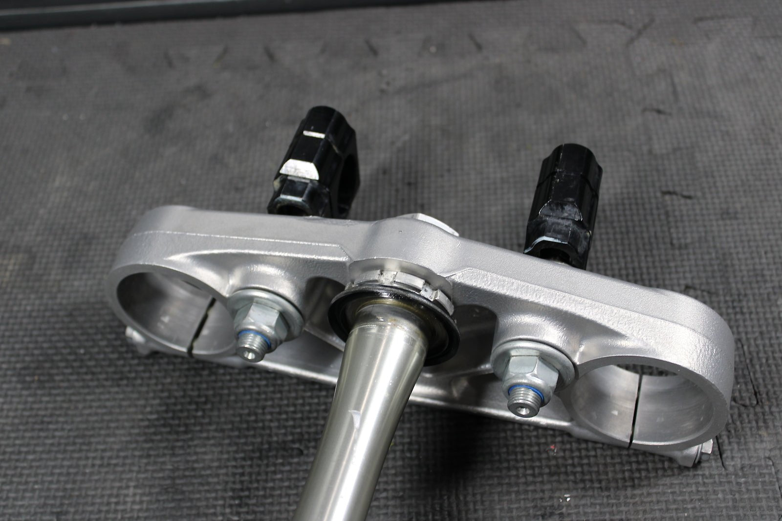2006 HONDA CRF250R OEM FRONT FORKS LOWER UPPER TRIPLE TREE STEM CLAMP - hggarage