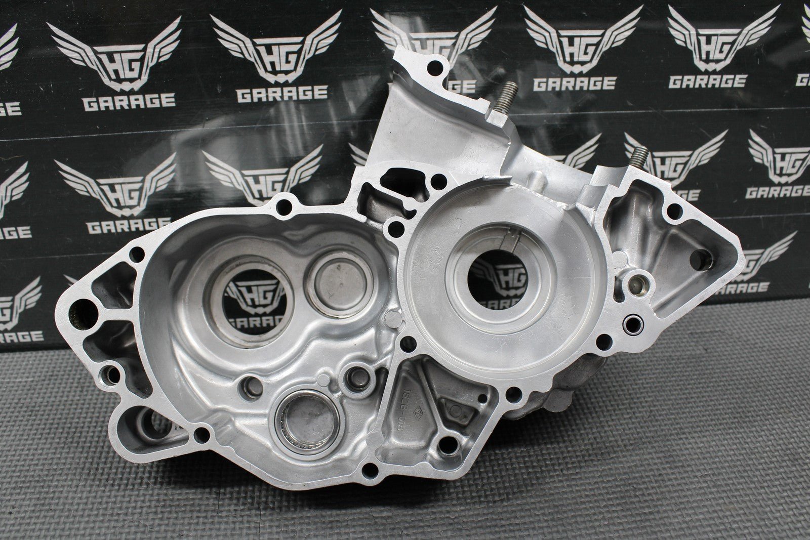 2005 SUZUKI 02 - 21 RM85 OEM ENGINE LEFT SIDE CRANKCASE CRANK CASE 11300 - 03822 - hggarage