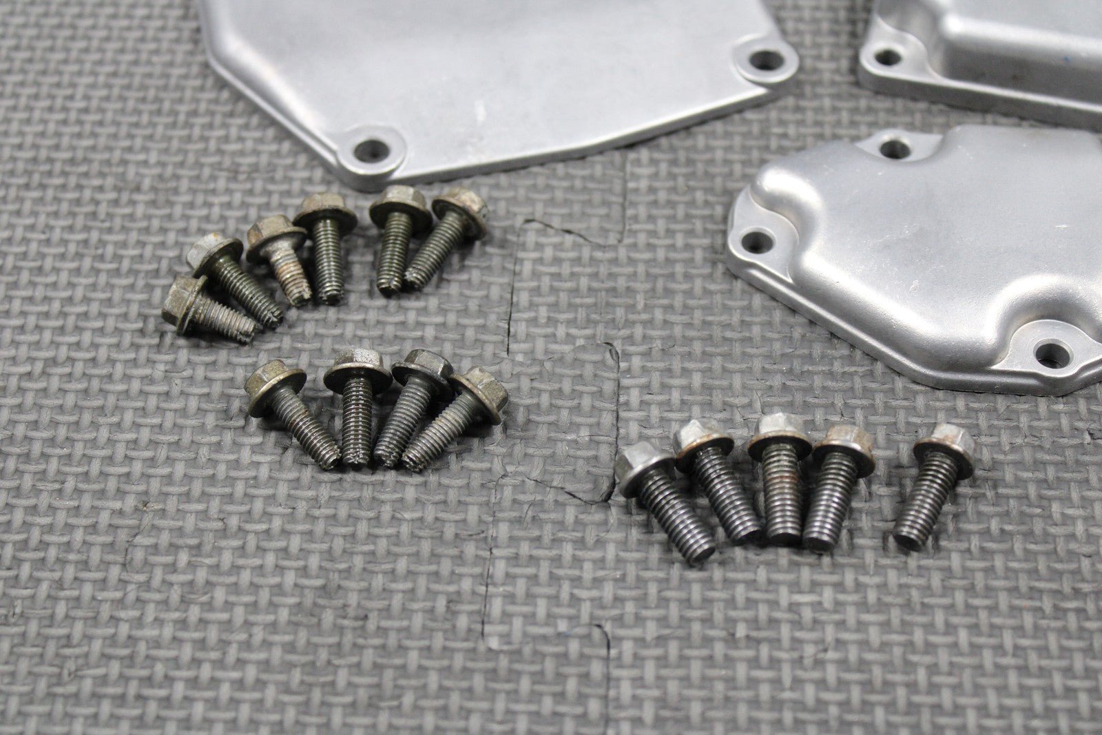 1999 SUZUKI 98 - 99 RM250 OEM POWER VALVE CYLINDER SIDE COVER COVERS & BOLTS - hggarage
