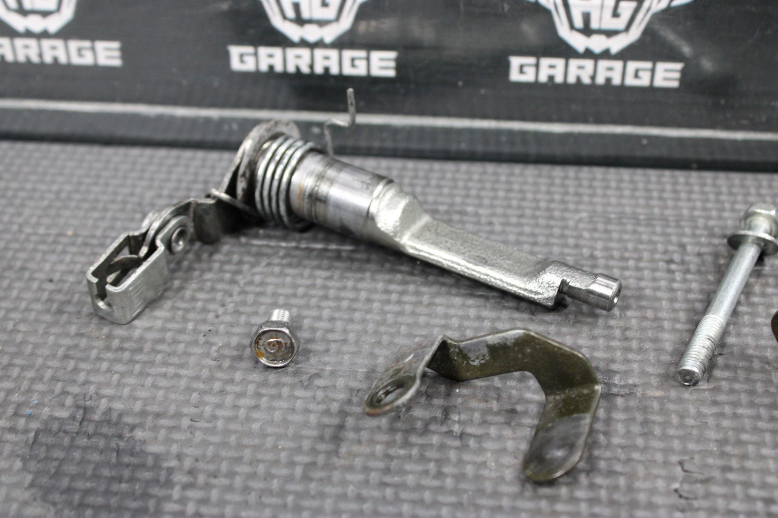 1991 YAMAHA BANSHEE 350 OEM CLUTCH PUSH LEVER ACTUATORCABLE HOLDER - hggarage