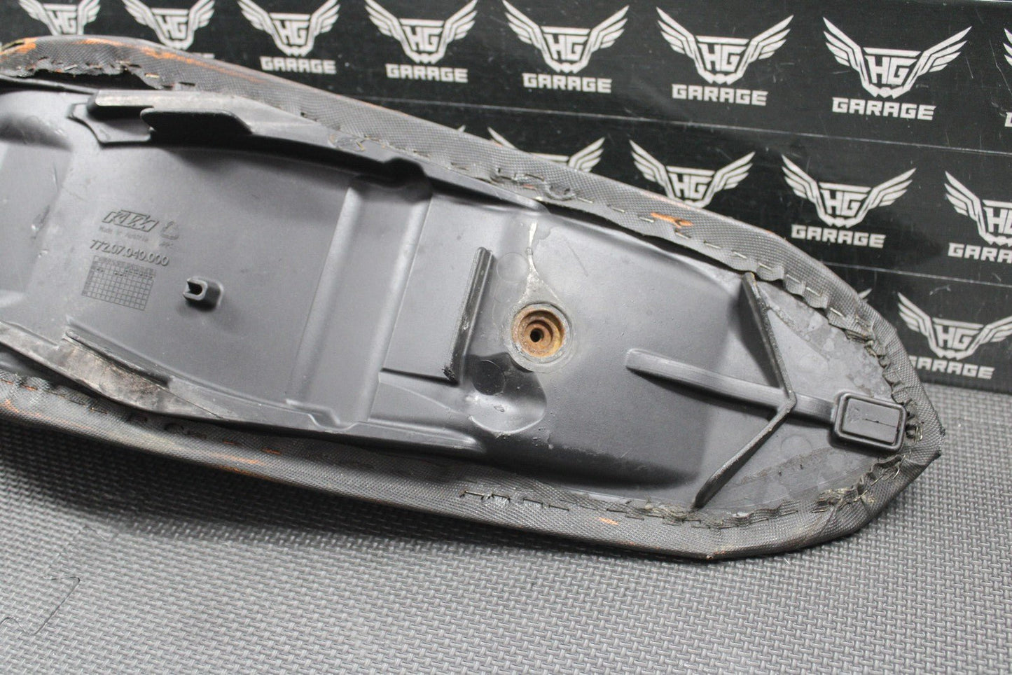 2013 KTM 450 SXF OEM SEAT SADDLE FOAM PAN COVER COMPLETE 77207040200 - hggarage
