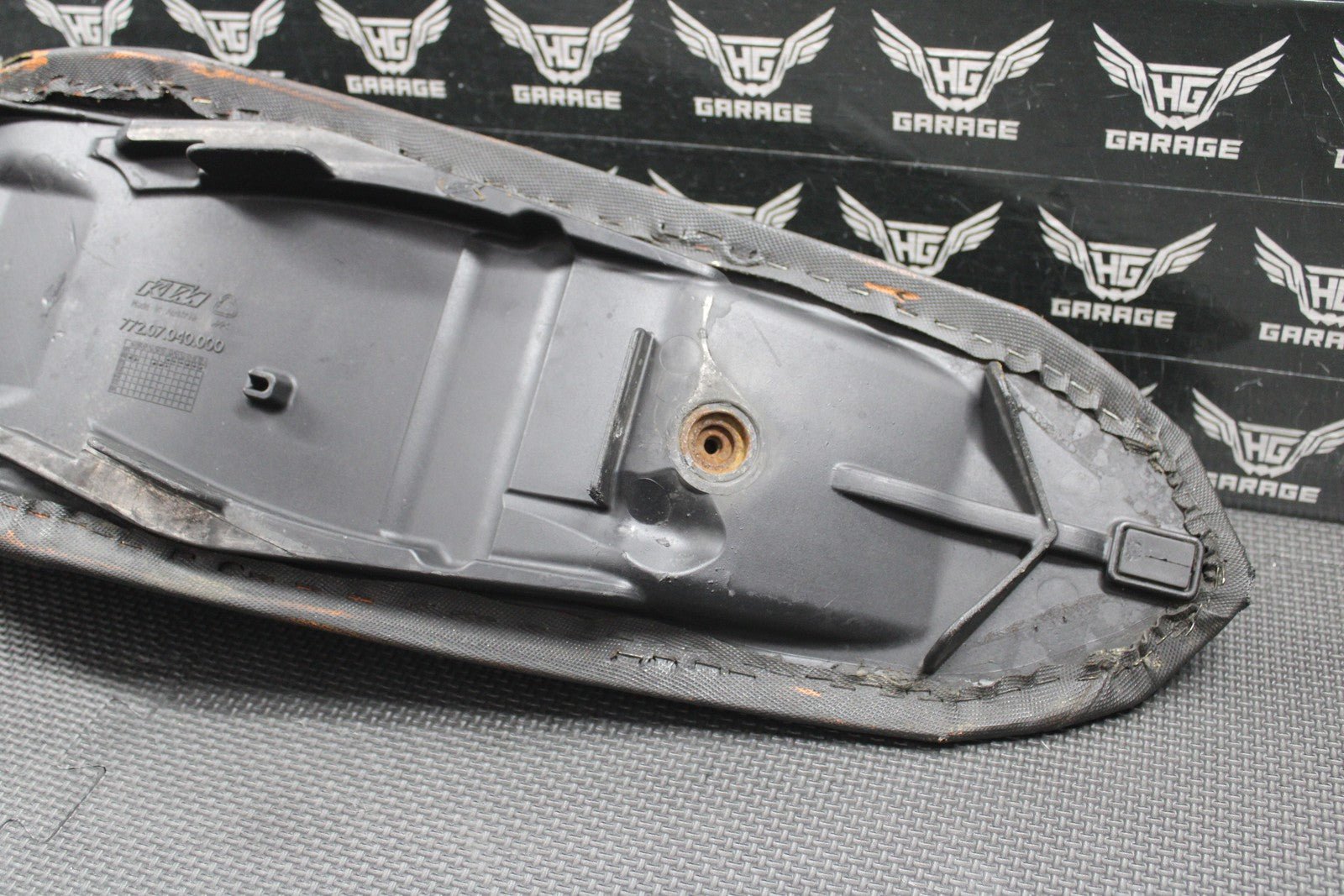 2013 KTM 450 SXF OEM SEAT SADDLE FOAM PAN COVER COMPLETE 77207040200 - hggarage
