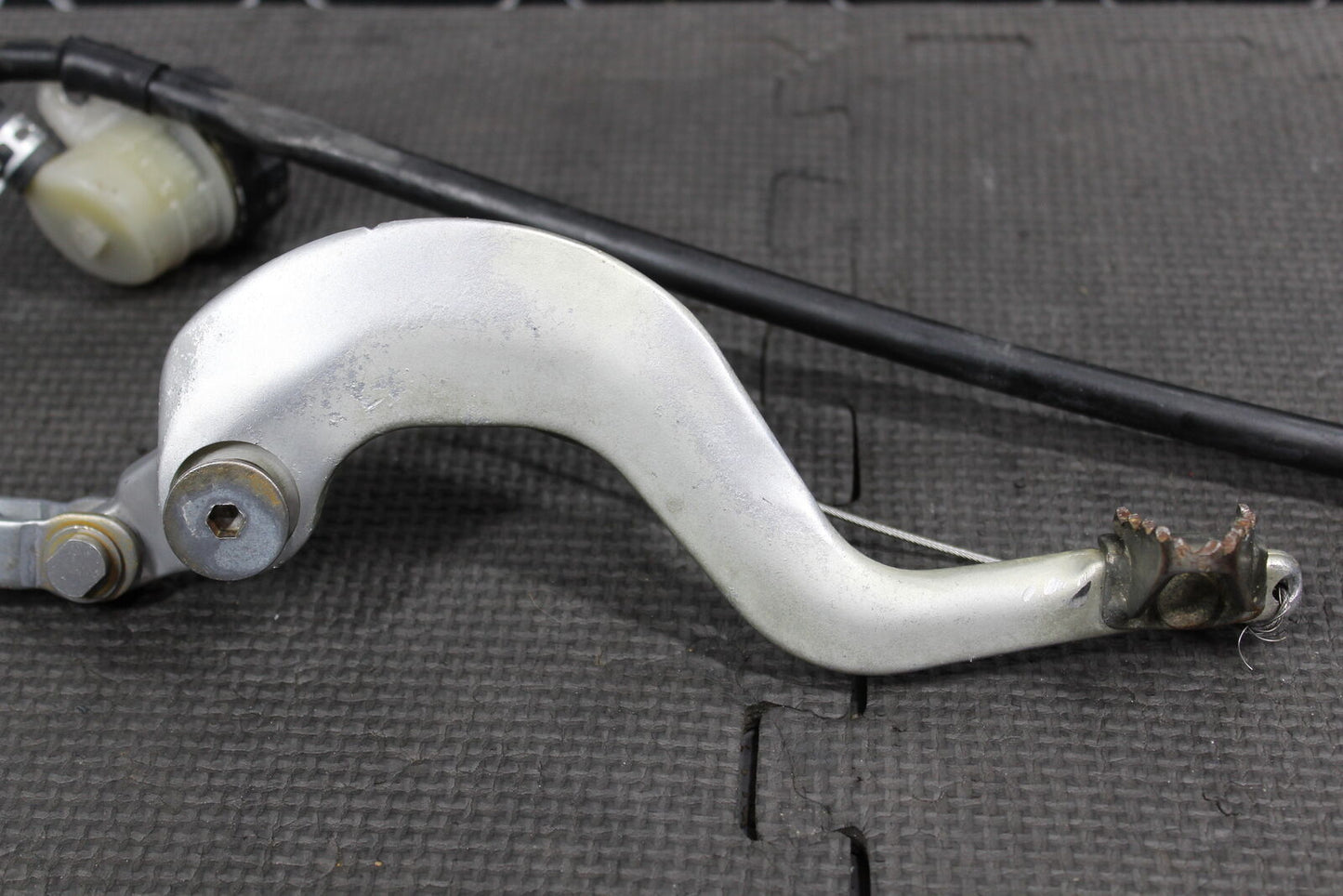 1998 YAMAHA YZ250 OEM REAR BACK BRAKE CALIPER MASTER CYLINDER LEVER