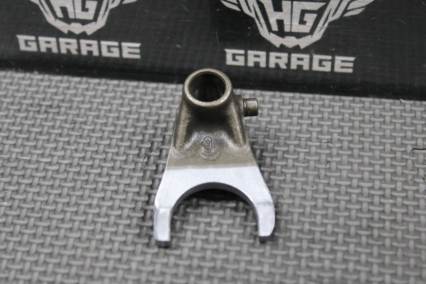 1987 1988 HONDA CR125R OEM TRANSMISSION CENTER GEAR SHIFT FORK C 24231 - KS6 - 700 - hggarage