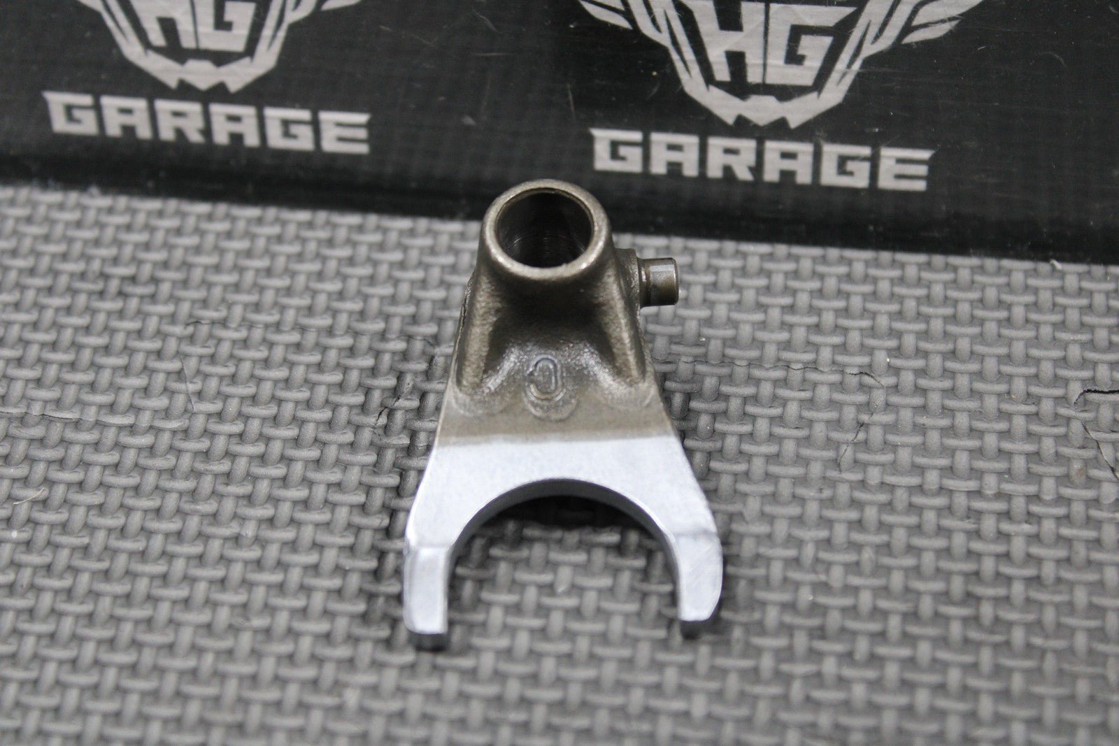 1987 1988 HONDA CR125R OEM TRANSMISSION CENTER GEAR SHIFT FORK C 24231 - KS6 - 700 - hggarage