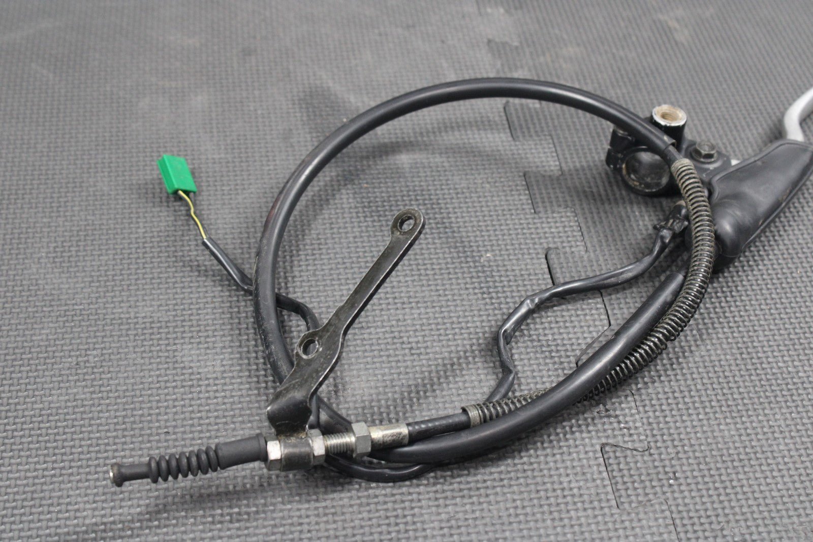 1987 87 - 95 YAMAHA TW200 OEM CLUTCH PERCH MOUNT WITH LEVER CABLE 1RL - 26335 - 00 - 00 - hggarage