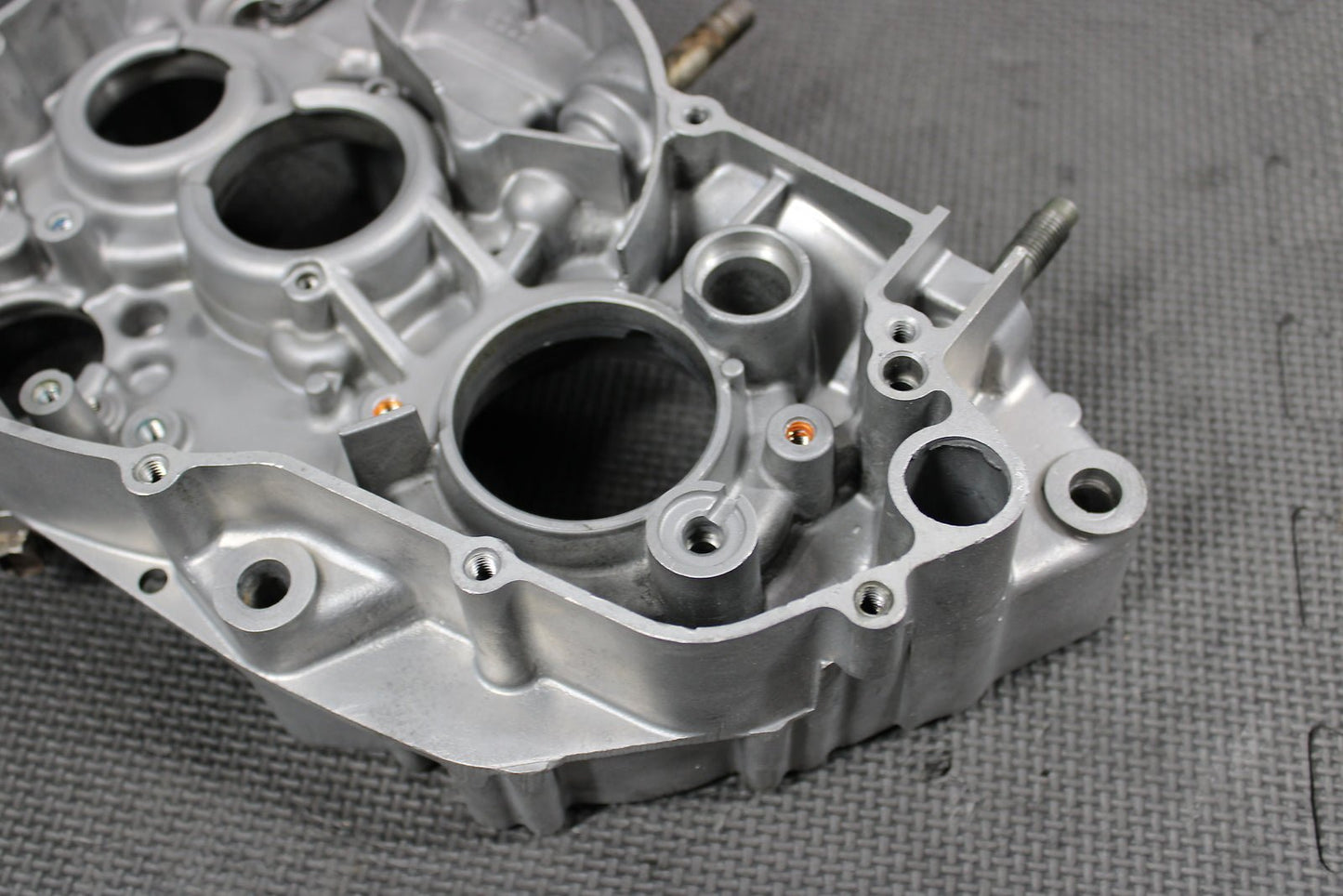 2000 YAMAHA YZ250 OEM RIGHT ENGINE MOTOR CRANKCASE CRANK CASE BLOCK - hggarage