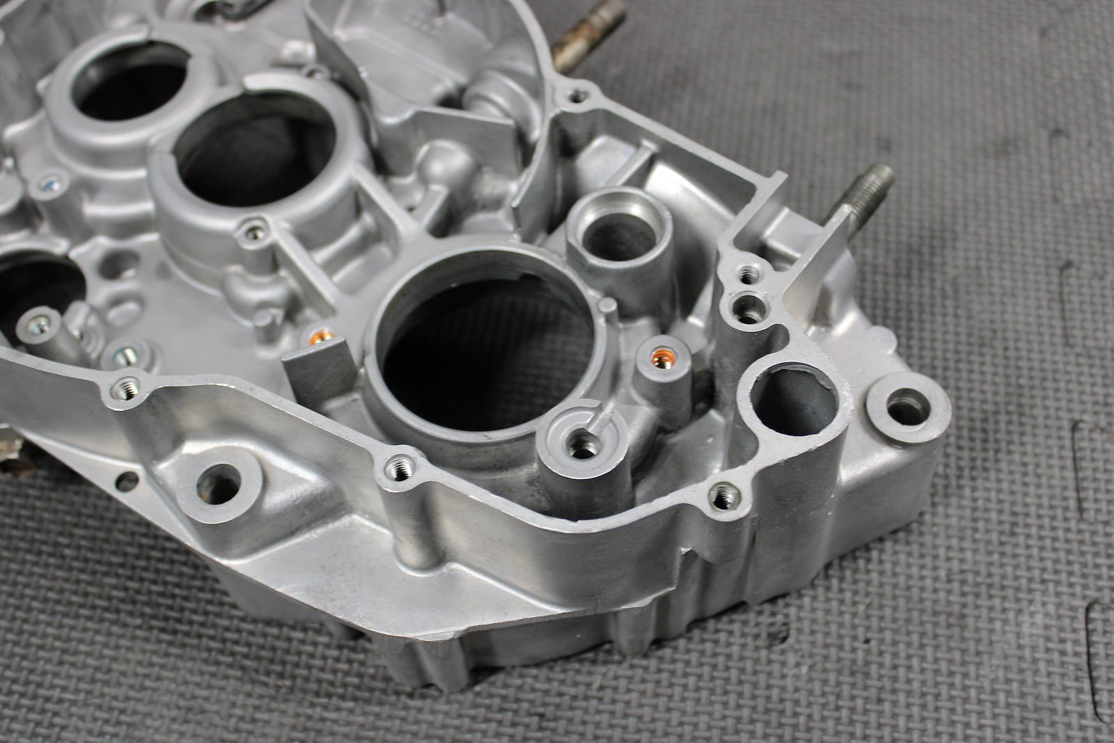 2000 YAMAHA YZ250 OEM RIGHT ENGINE MOTOR CRANKCASE CRANK CASE BLOCK - hggarage