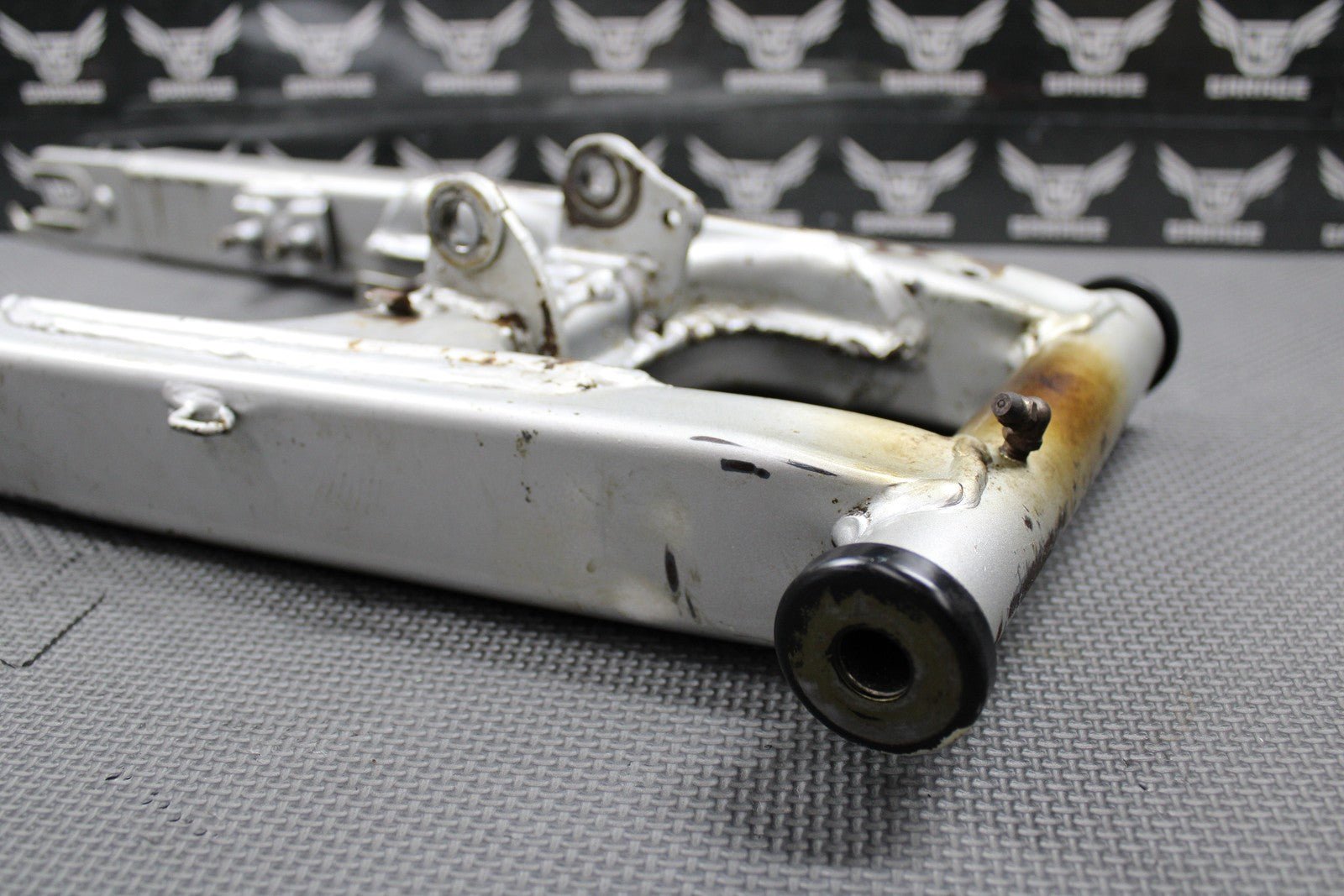1999 HONDA XR200R 91 - 99 OEM SWINGARM SWING ARM REAR SUSPENSION 52100 - KT0 - 870 - hggarage