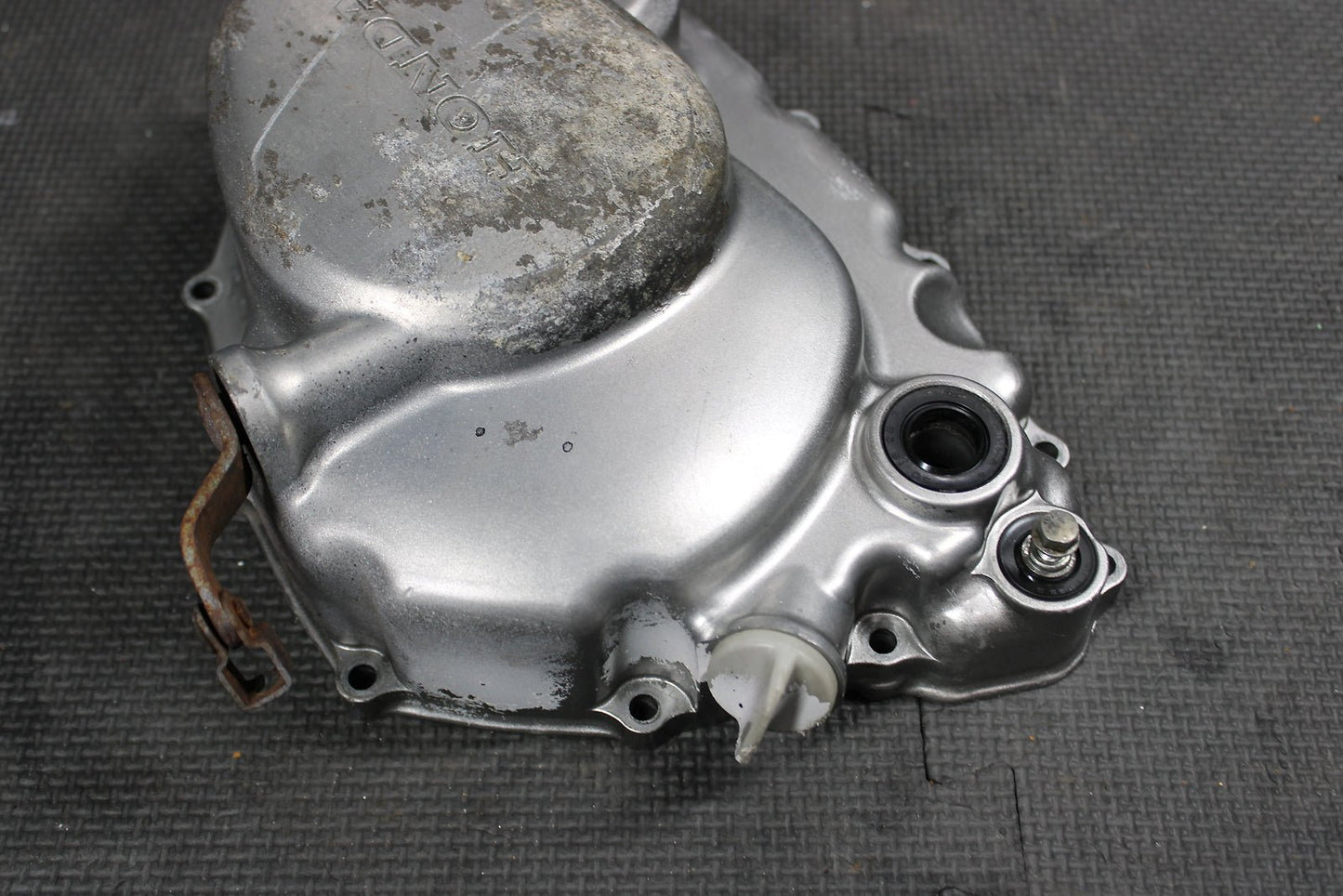 1998 HONDA XR200R 1990 1991 / 93 - 02 ENGINE MOTOR SIDE CLUTCH COVER 11330 - KT0 - 830 - hggarage