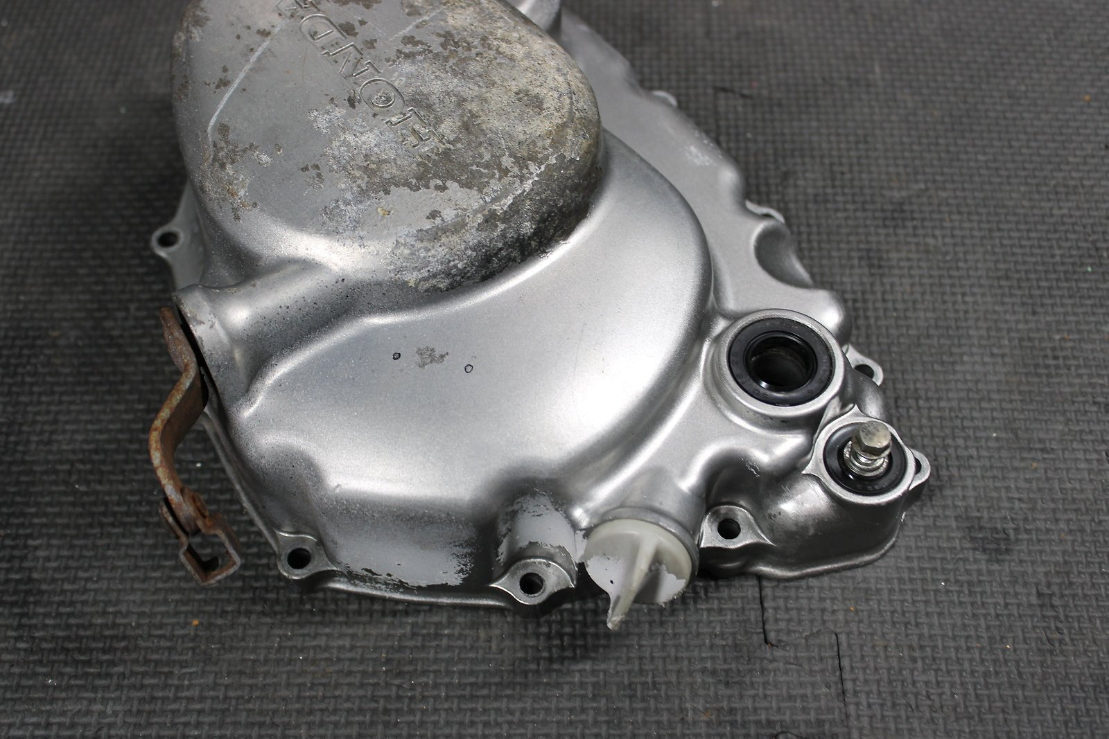 1998 HONDA XR200R 1990 1991 / 93 - 02 ENGINE MOTOR SIDE CLUTCH COVER 11330 - KT0 - 830 - hggarage