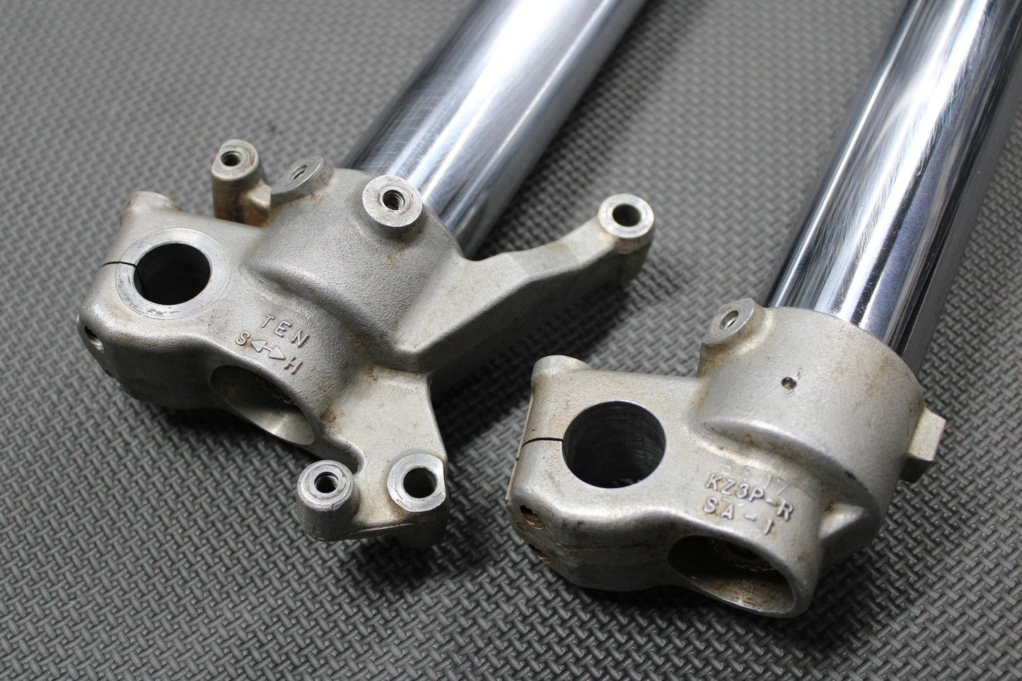 2001 HONDA CR250R OEM RIGHT LEFT FRONT SUSPENSION FORKS SHOCKS 51400 - KZ3 - J31ZA - hggarage
