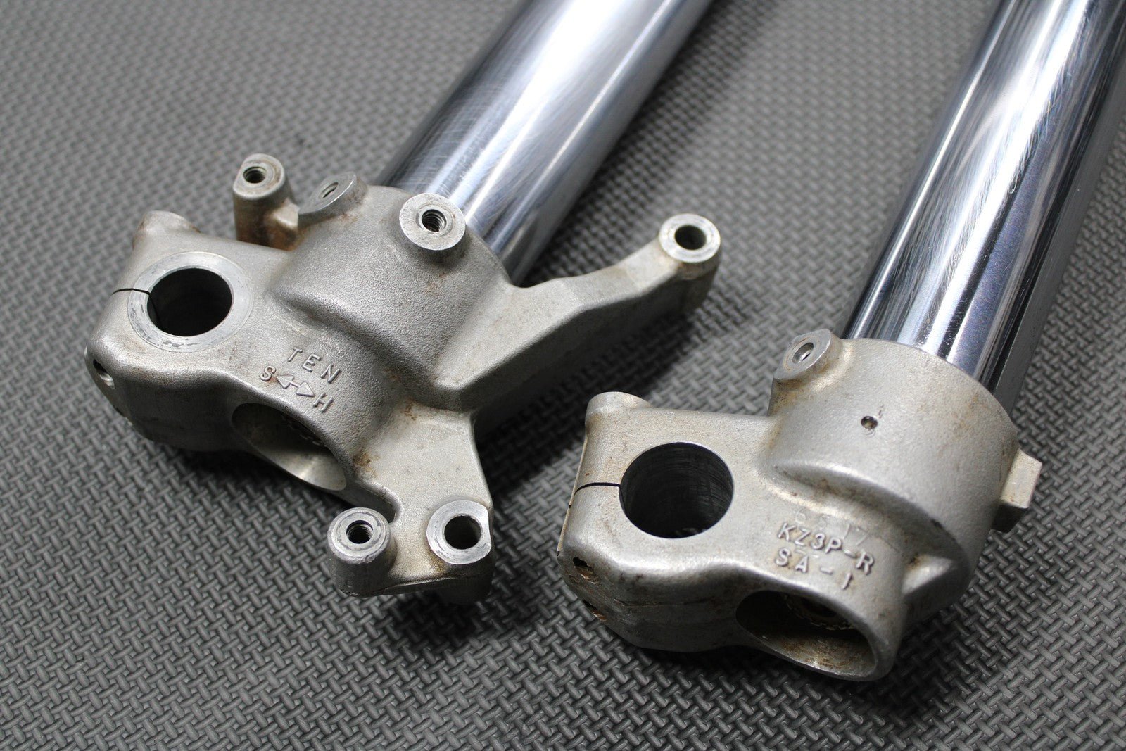 2001 HONDA CR250R OEM RIGHT LEFT FRONT SUSPENSION FORKS SHOCKS 51400 - KZ3 - J31ZA - hggarage