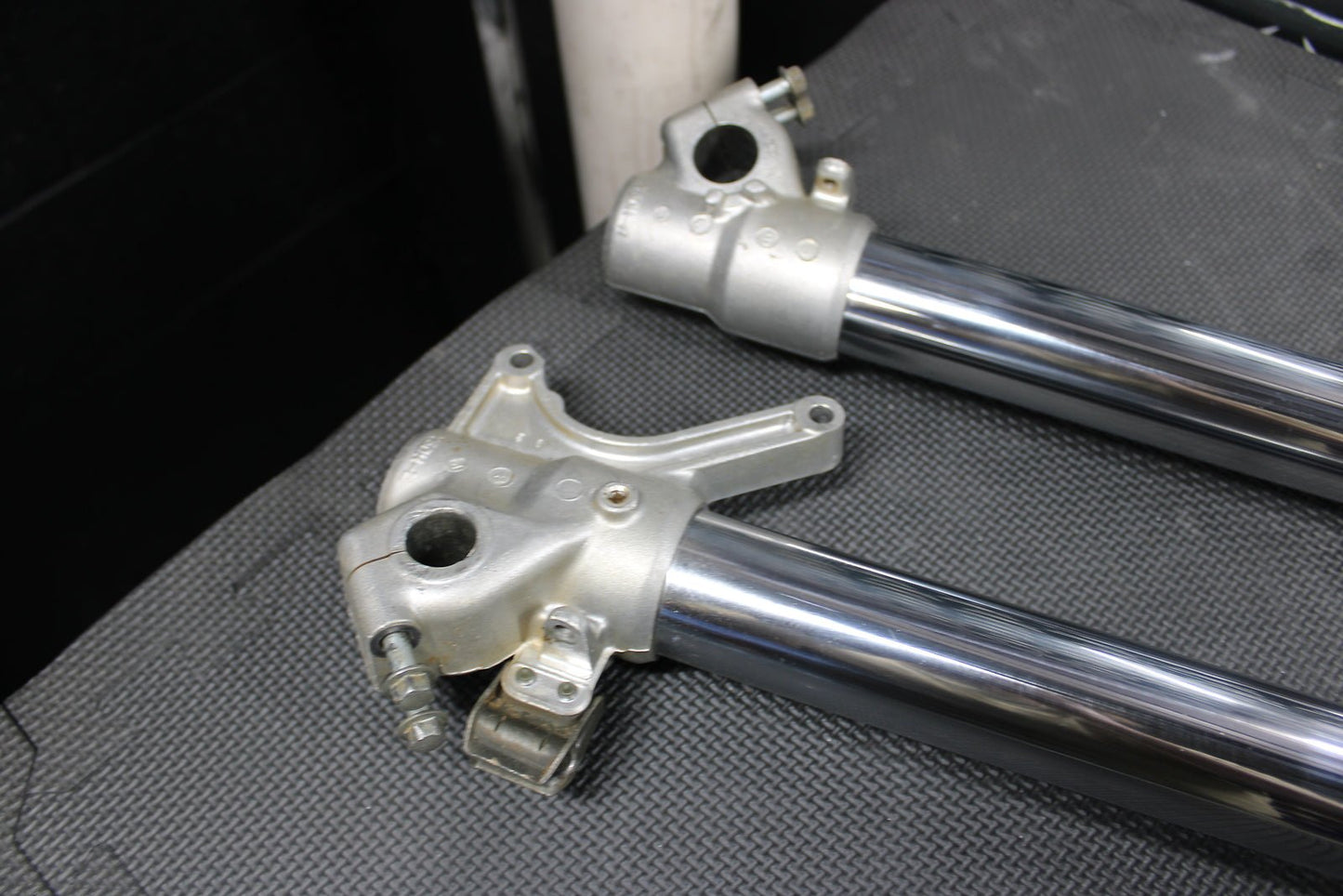 1999 YAMAHA YZ250 OEM RIGHT LEFT FRONT SUSPENSION FORKS SHOCKS 5CU - 23102 - 00 - 00 - hggarage