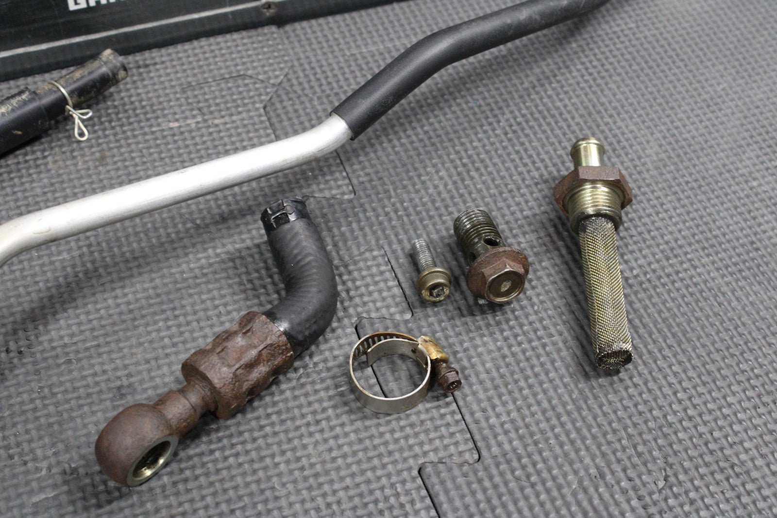 2000 SUZUKI 00 - 04 DRZ400 DRZ400E OEM ENGINE OIL TANK RH LH HOSE LINES 16470 - 29F0 - hggarage