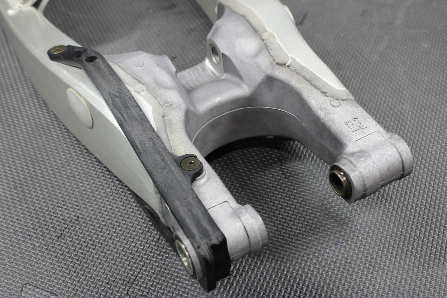 2005 YAMAHA YZ450F OEM SWINGARM SWING ARM SUSPENSION 1C3 - 22110 - 00 - 00 MINT! - hggarage