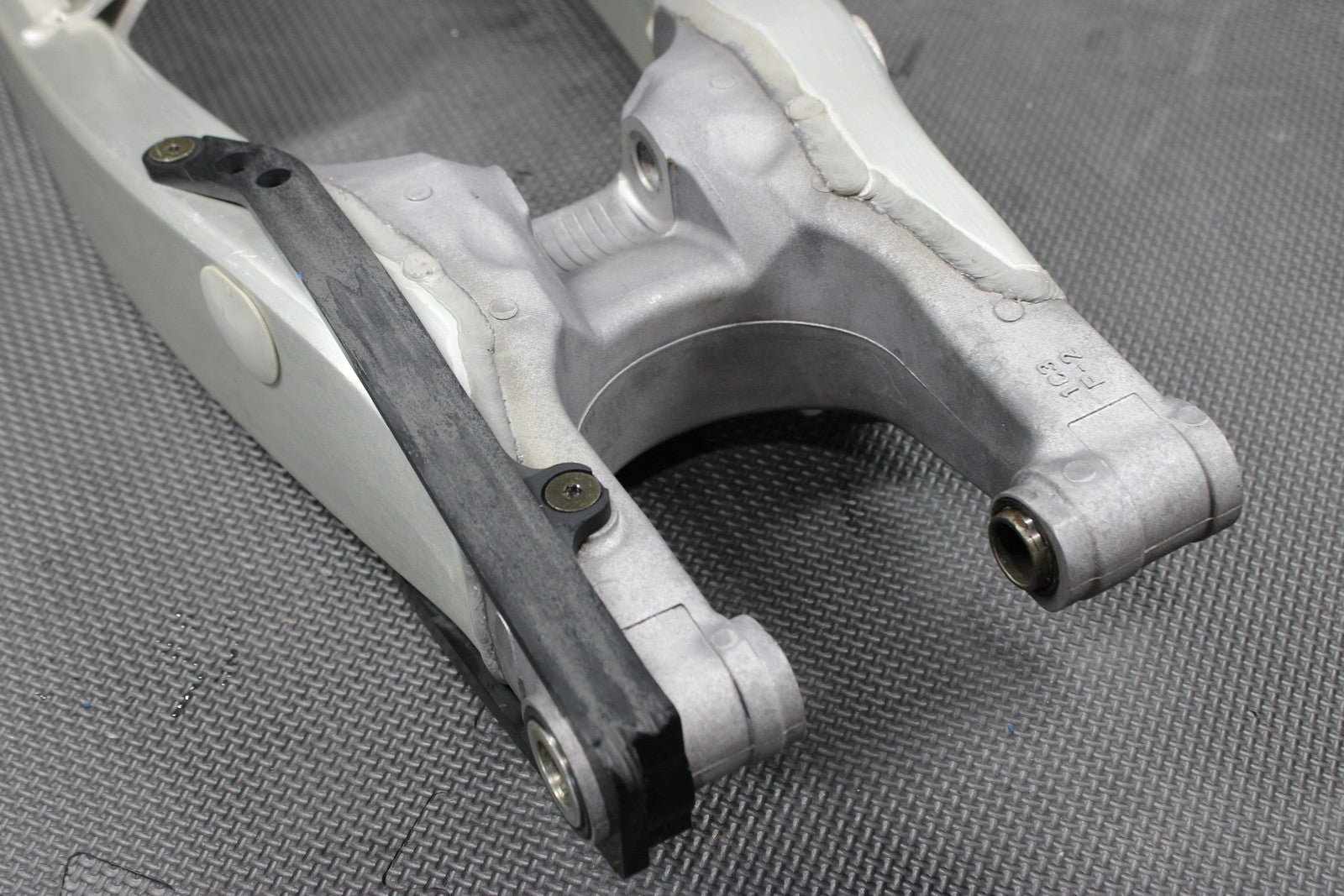 2005 YAMAHA YZ450F OEM SWINGARM SWING ARM SUSPENSION 1C3 - 22110 - 00 - 00 MINT! - hggarage