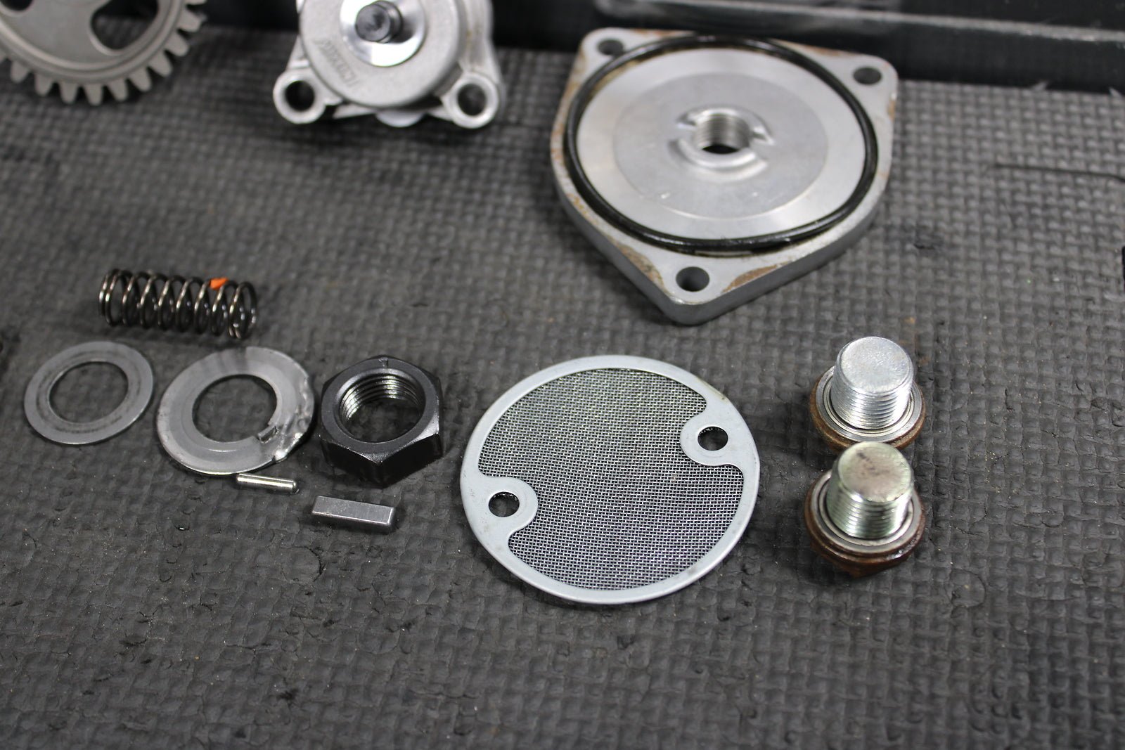 2004 SUZUKI DRZ125 OEM ENGINE MOTOR OIL PUMP COMPLETE ASSEMBLY 16400 - 42A01 - hggarage