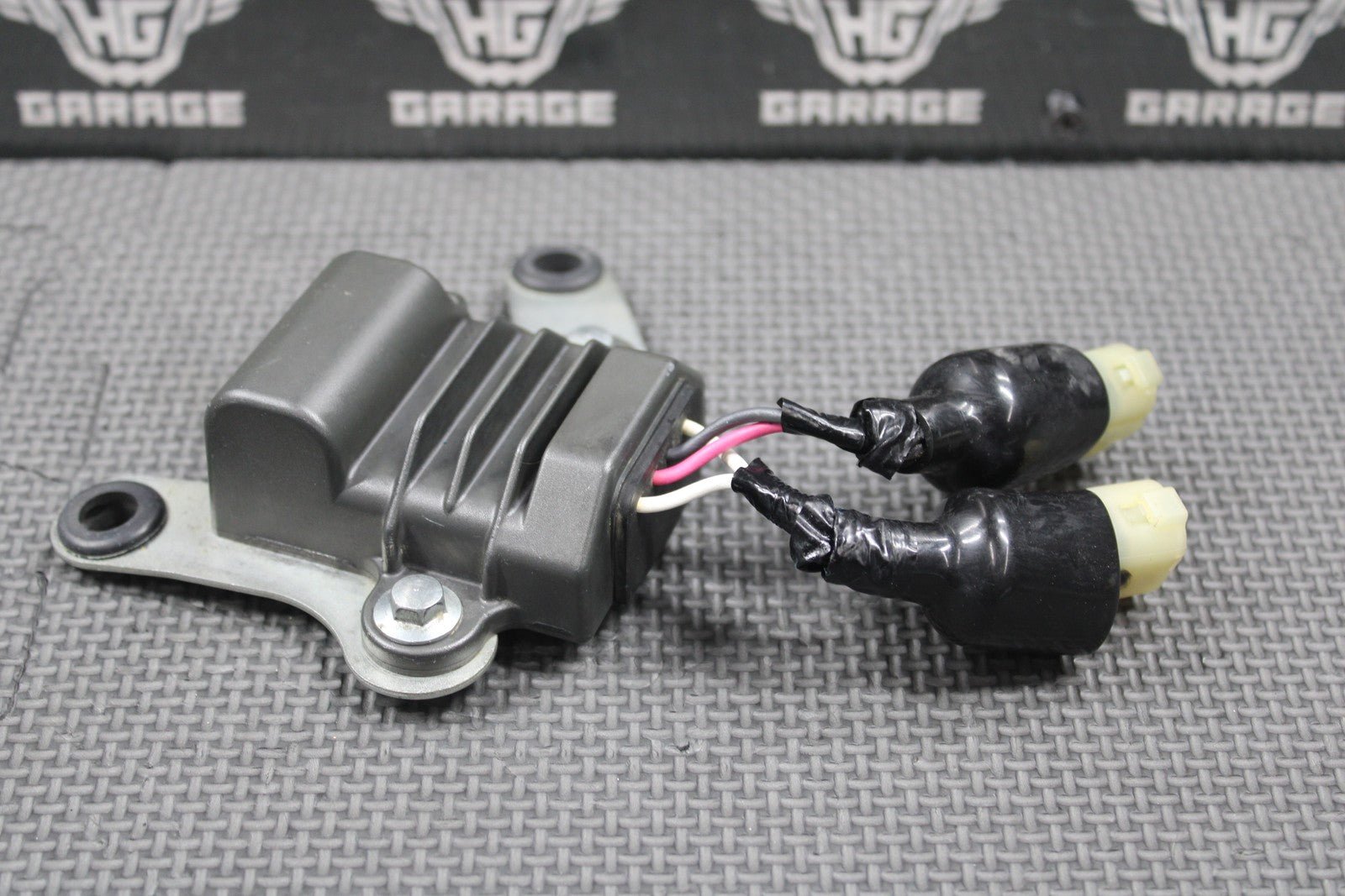 2020 YAMAHA 19 - 22 YZ250F OEM RECTIFIER VOLTAGE REGULATOR B7B - 81960 - 00 - 00 GOOD - hggarage