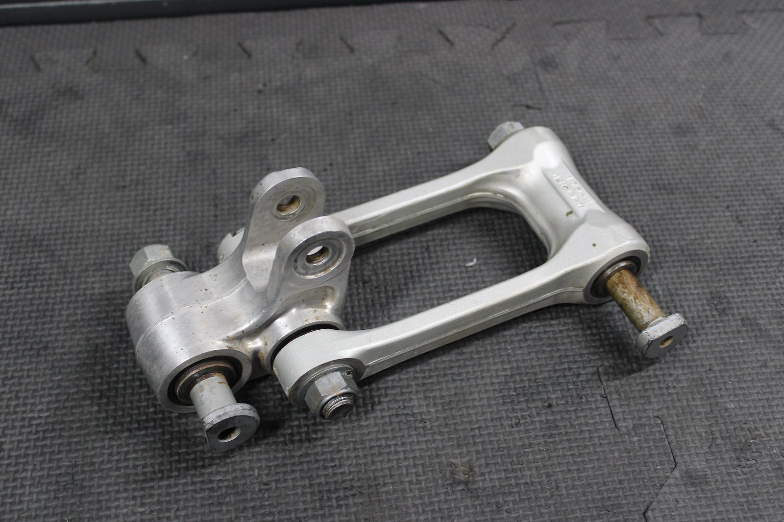 2009 YAMAHA YZ250F YZ450F OEM REAR SHOCK LINKAGE LINKS 17D - 2217A - 00 - 00 - hggarage