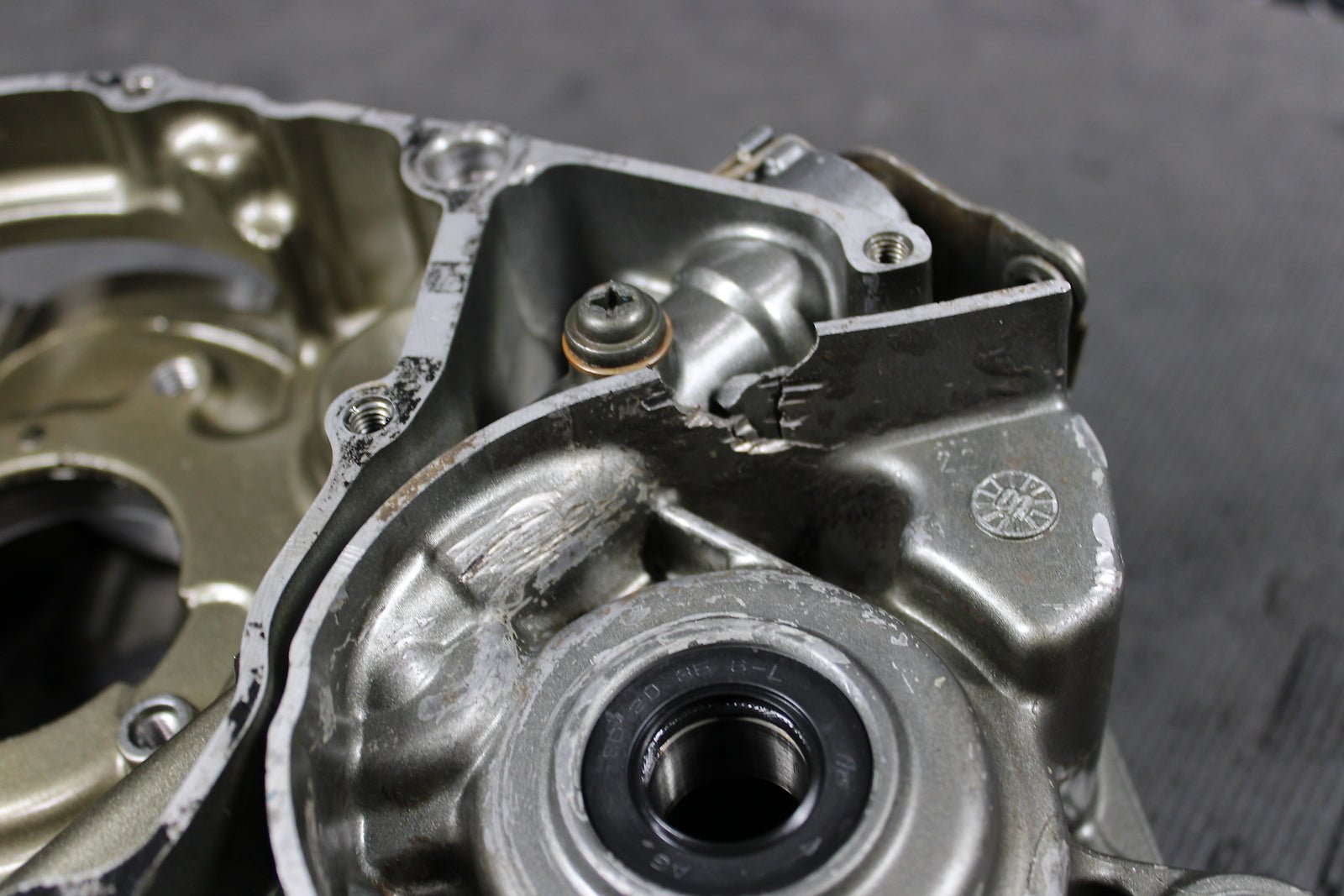 2001 YAMAHA TTR225 OEM LEFT RIGHT ENGINE MOTOR CRANKCASE CRANK CASES BLOCK - hggarage