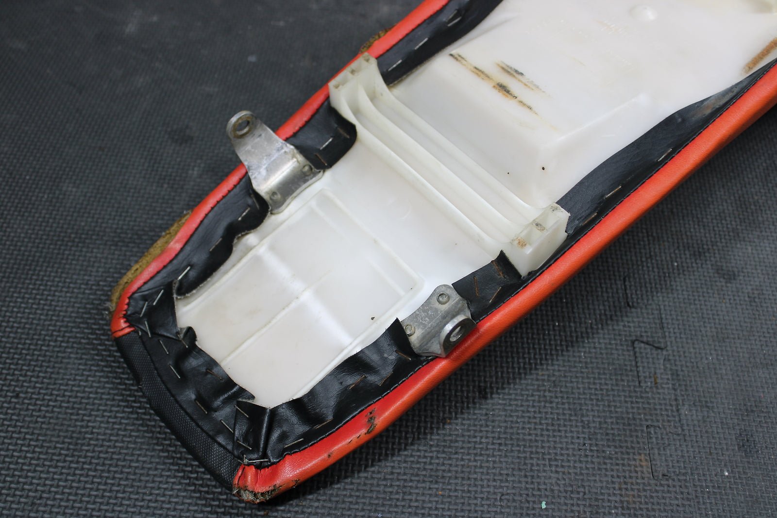 1999 HONDA CR80R CR80RB OEM SEAT SADDLE 77100 - GBF - J20 - hggarage