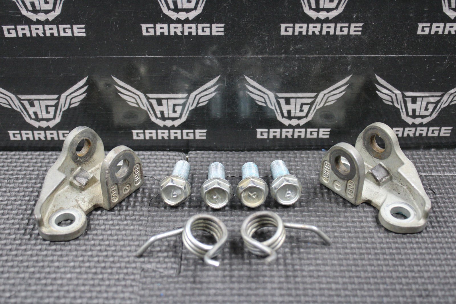 2019 SUZUKI RMZ250 RMZ450 OEM RIGHT LEFT FOOTPEG FOOTREST MOUNTING BRACKETS - hggarage