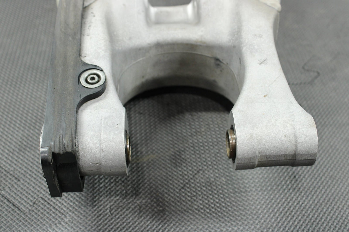 2004 Yamaha YZ450F OEM Swingarm Swing Arm Suspension 5UN - 22110 - 00 - 00 Mint! - hggarage