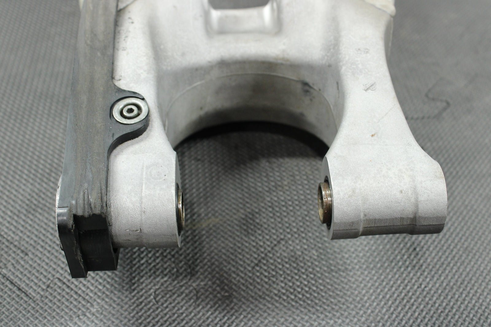 2004 Yamaha YZ450F OEM Swingarm Swing Arm Suspension 5UN - 22110 - 00 - 00 Mint! - hggarage