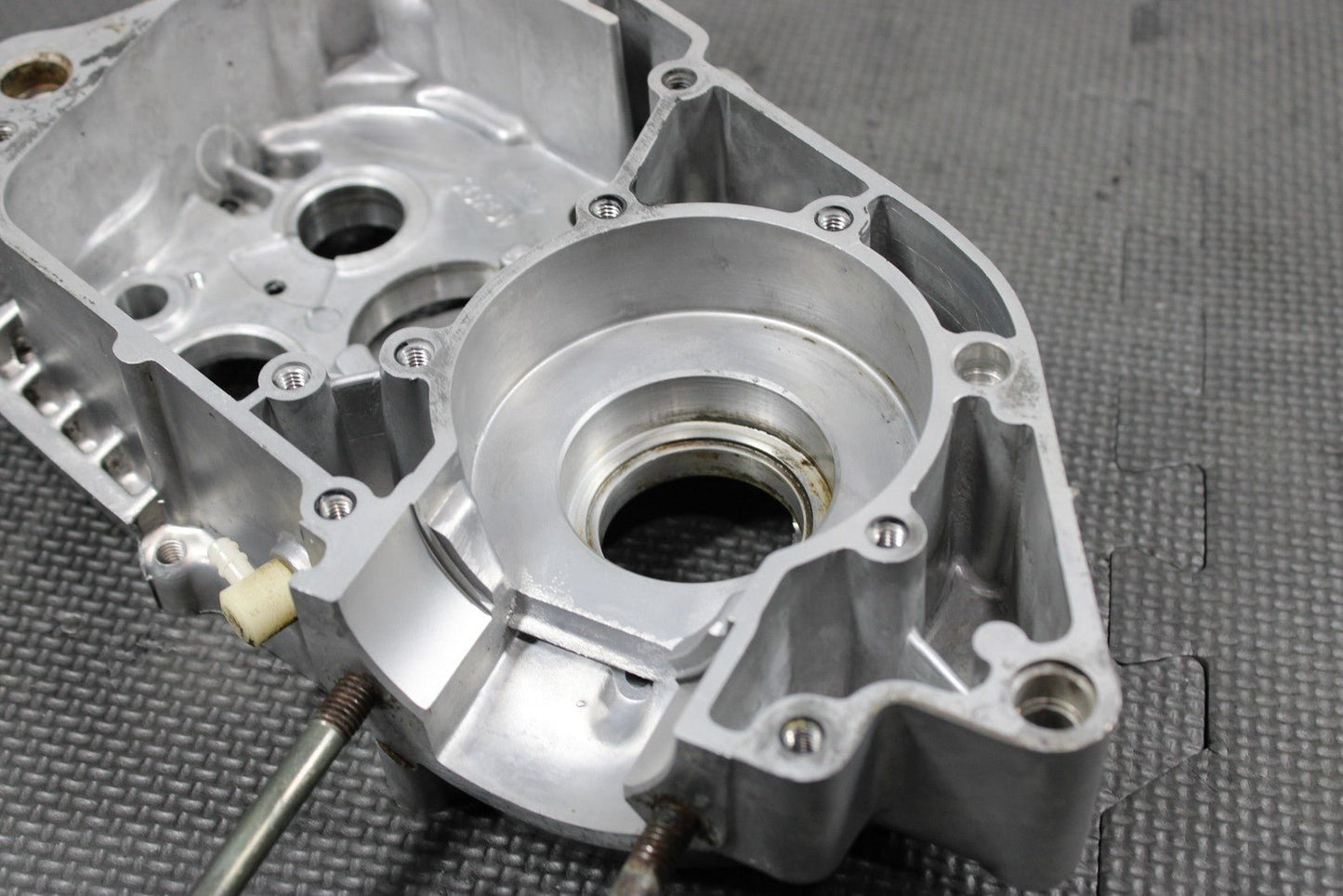 1997 YAMAHA RT100 OEM RIGHT ENGINE MOTOR CRANKCASE CRANK CASE BLOCK - hggarage
