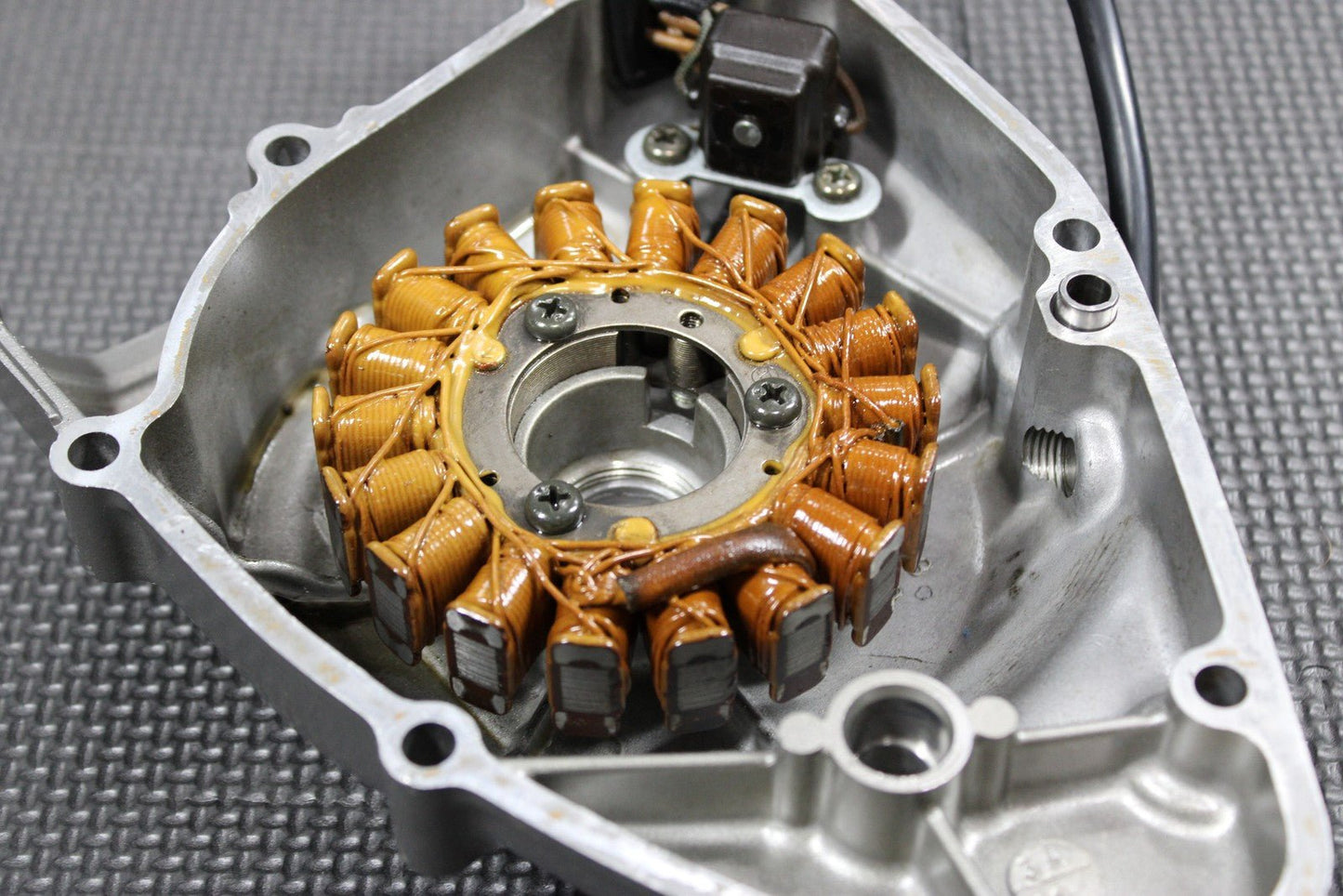 2005 SUZUKI DR200SE OEM LEFT SIDE ENGINE MOTOR STATOR GENERATOR MAGNETO COVER - hggarage