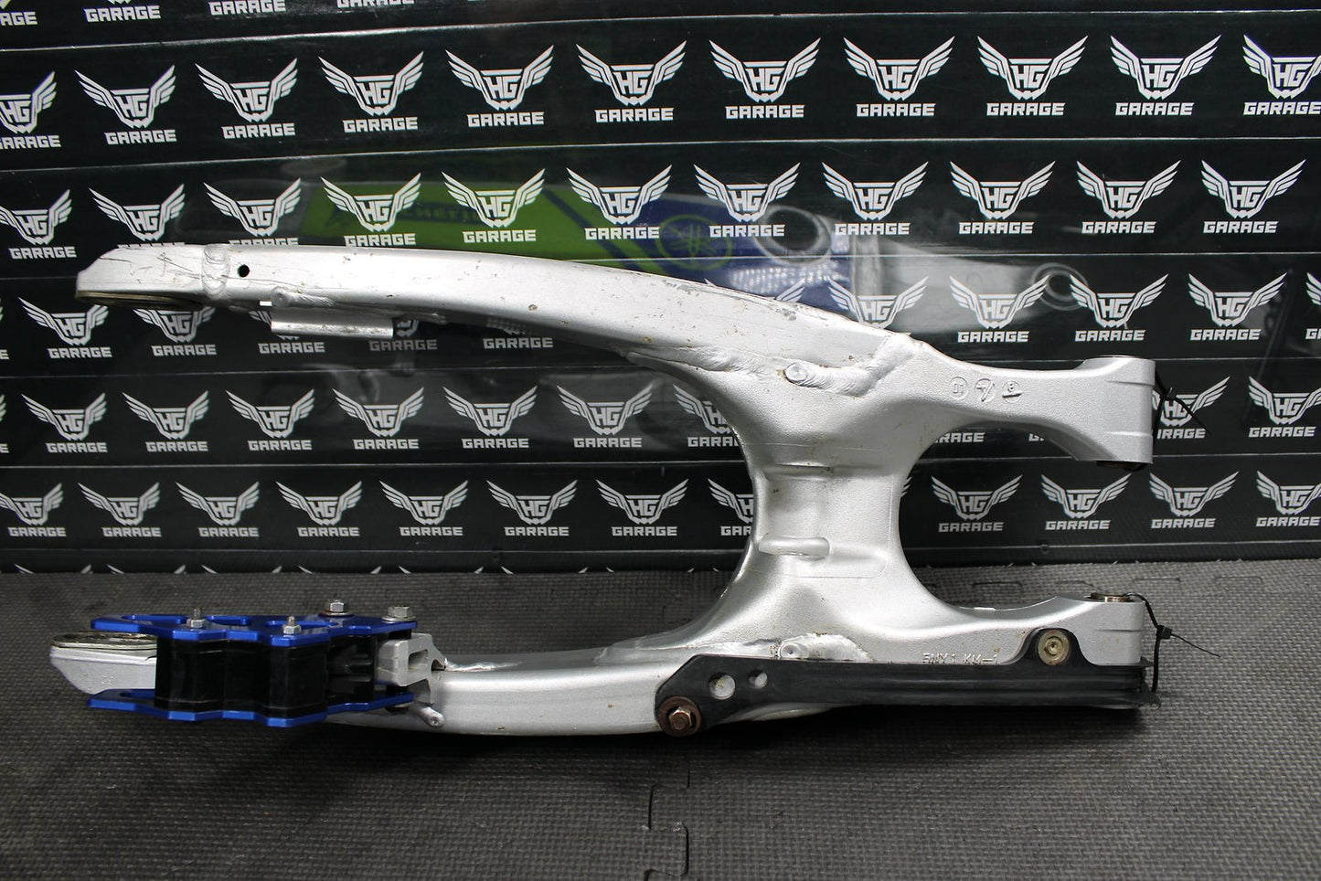 2002 YAMAHA YZ250F OEM SWINGARM SWING ARM REAR SUSPENSION 5NY - 22110 - 00 - 00 - hggarage