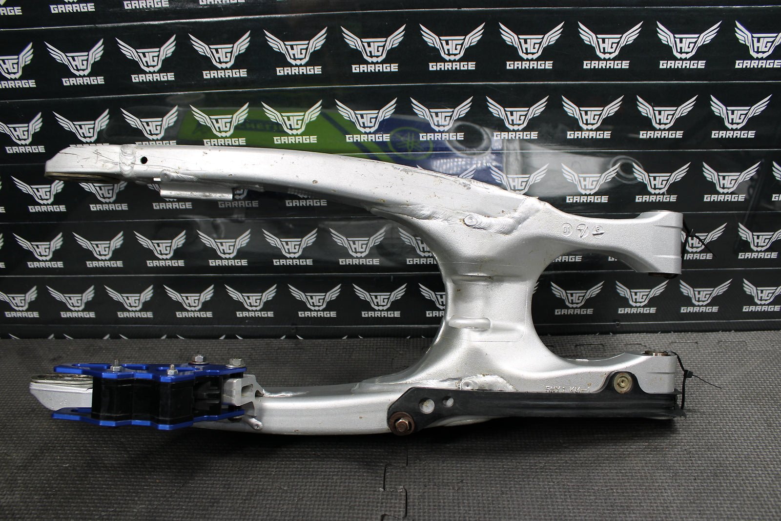 2002 YAMAHA YZ250F OEM SWINGARM SWING ARM REAR SUSPENSION 5NY - 22110 - 00 - 00 - hggarage