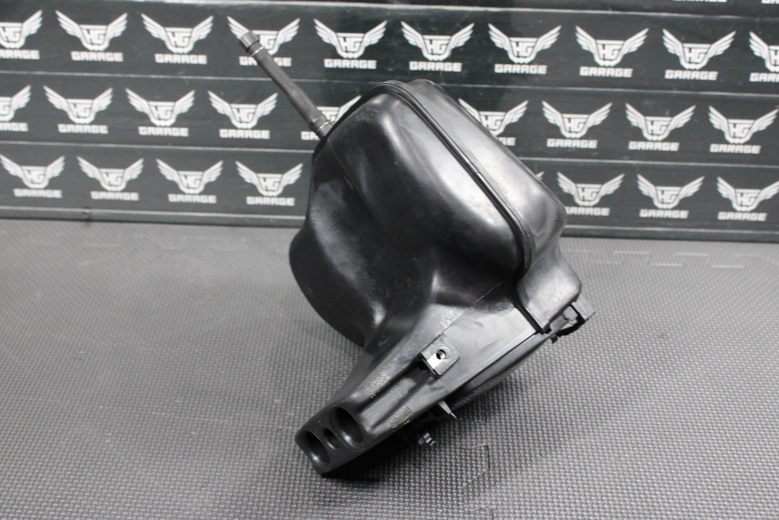 2005 SUZUKI DR200SE OEM AIRBOX INTAKE AIR CLEANER CASE ASSEMBLY - hggarage