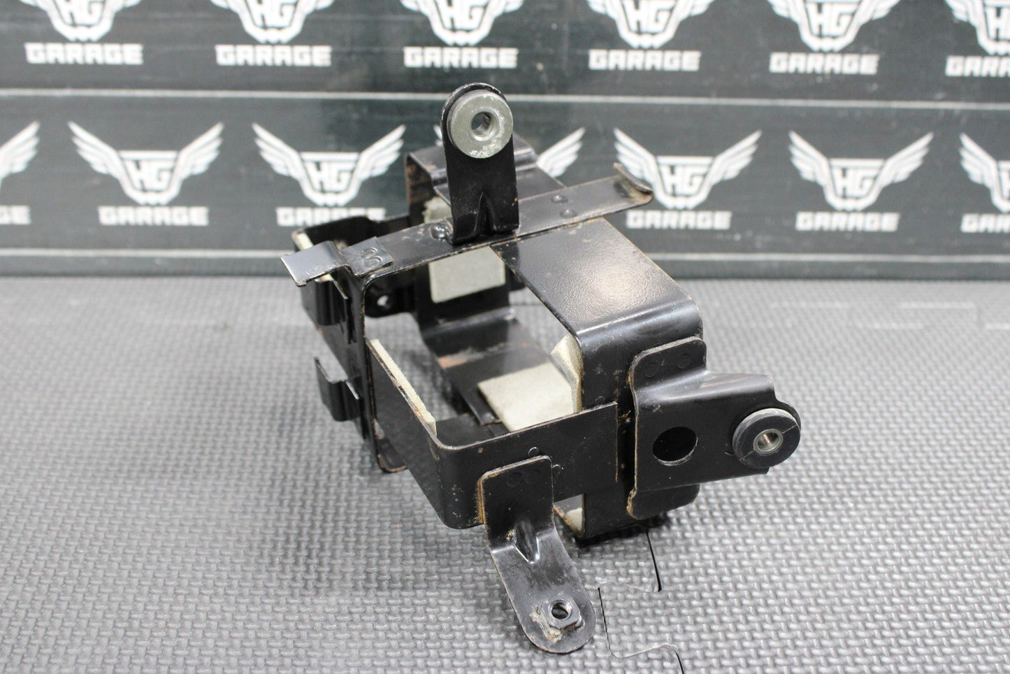 2005 SUZUKI DR200SE OEM BATTERY TRAY BOX HOLDER 41540 - 44AA0 - hggarage