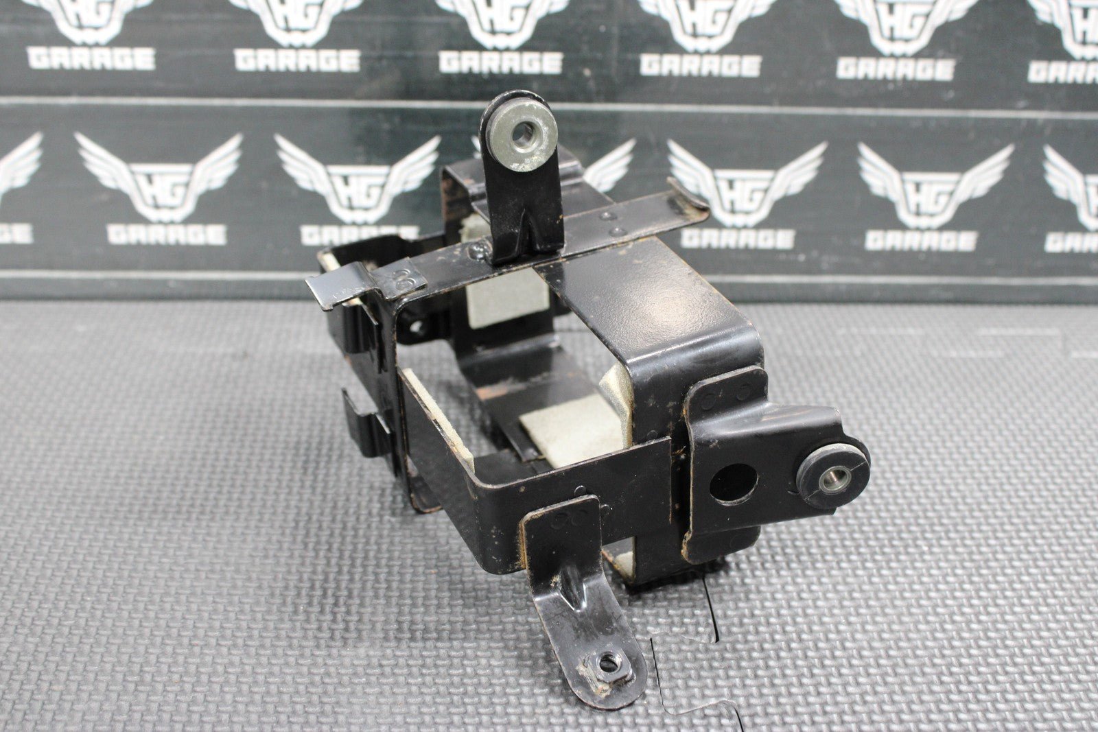 2005 SUZUKI DR200SE OEM BATTERY TRAY BOX HOLDER 41540 - 44AA0 - hggarage