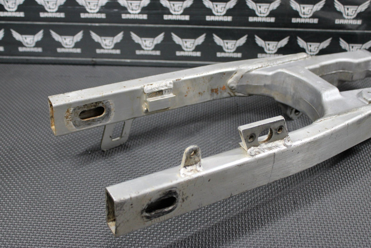 2001 SUZUKI RM80 OEM SWINGARM SWING ARM SUSPENSION 61000 - 03B21 - hggarage