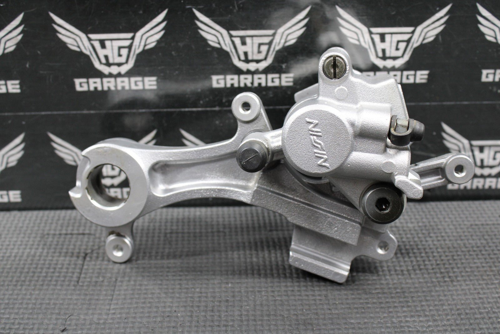 2003 2004 YAMAHA YZ125 OEM NISSIN REAR BACK BRAKE CALIPER BRACKET 5UN - 2580W - 10 - 0 - hggarage