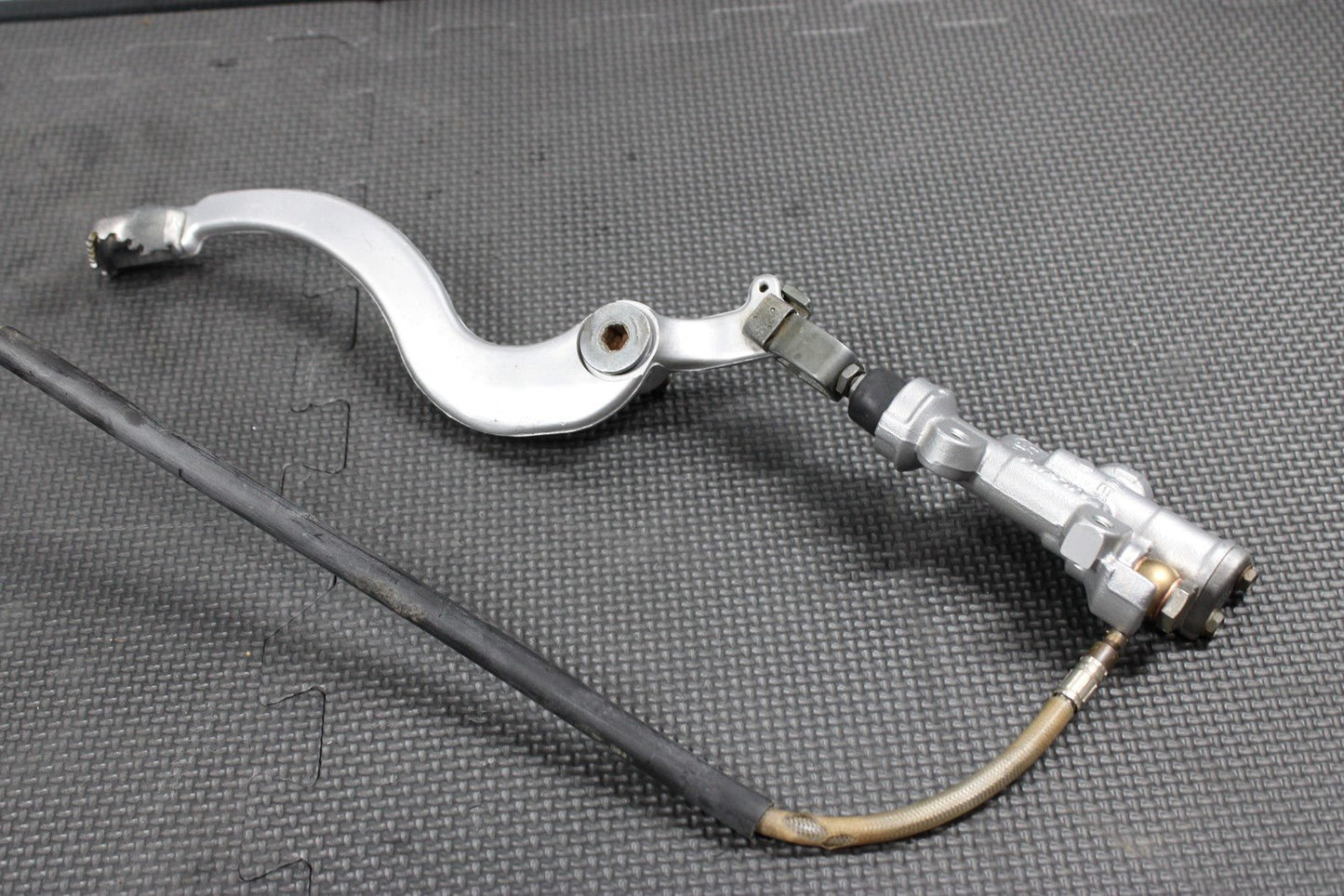 2007 05 - 07 HONDA CRF450R OEM NISSIN REAR BACK BRAKE CALIPER MASTER CYLINDER NICE - hggarage