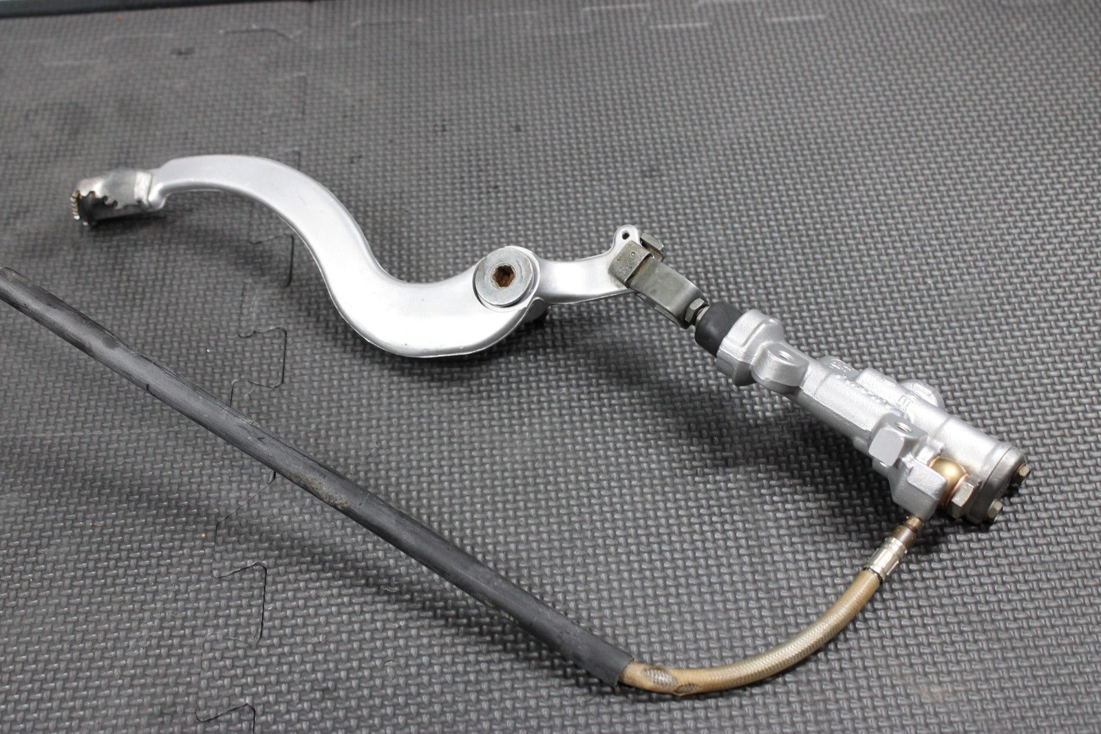 2007 05 - 07 HONDA CRF450R OEM NISSIN REAR BACK BRAKE CALIPER MASTER CYLINDER NICE - hggarage