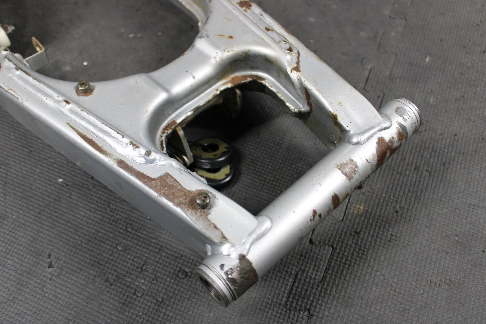 2000 HONDA XR200R OEM SWINGARM SWING ARM SUSPENSION 52200 - KT0 - A30ZA - hggarage
