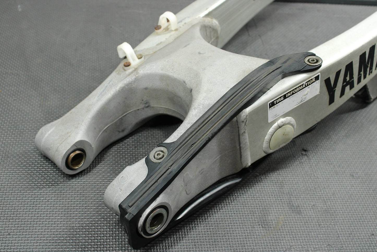 2004 Yamaha YZ450F OEM Swingarm Swing Arm Suspension 5UN - 22110 - 00 - 00 Mint! - hggarage