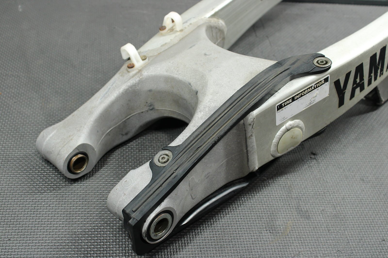 2004 Yamaha YZ450F OEM Swingarm Swing Arm Suspension 5UN - 22110 - 00 - 00 Mint! - hggarage