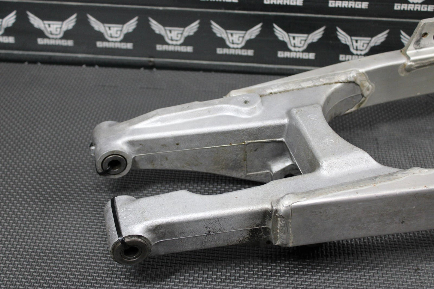 2001 SUZUKI RM80 OEM SWINGARM SWING ARM SUSPENSION 61000 - 03B21 - hggarage