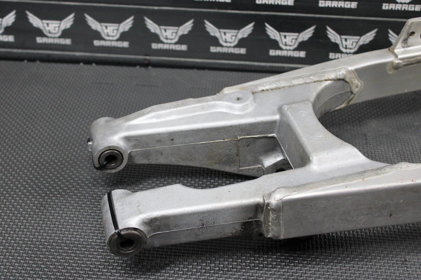 2001 SUZUKI RM80 OEM SWINGARM SWING ARM SUSPENSION 61000 - 03B21 - hggarage