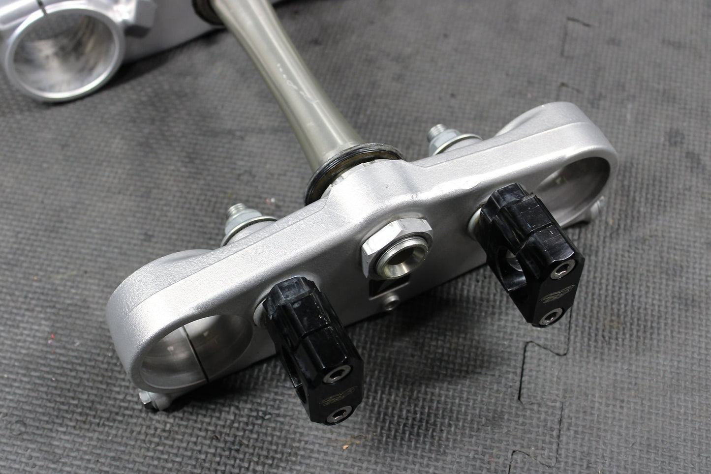2006 HONDA CRF250R OEM FRONT FORKS LOWER UPPER TRIPLE TREE STEM CLAMP - hggarage